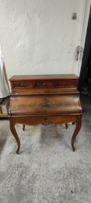 un petit piano qui se trouve dans une pièce