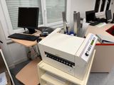 une image représentant un ordinateur et une imprimante dans un bureau