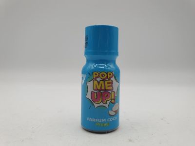 un gros plan d'une bouteille de « Pop Me Up » posée sur une table