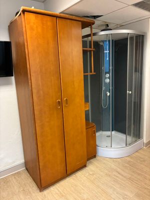 une photo d'une salle de bains avec une douche à l'italienne