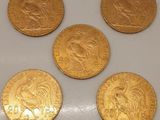 quatre pièces d'or portant l'image d'un homme et d'une femme