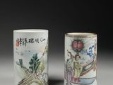 une paire de vases en porcelaine chinoise ornés de personnages, posés sur une table