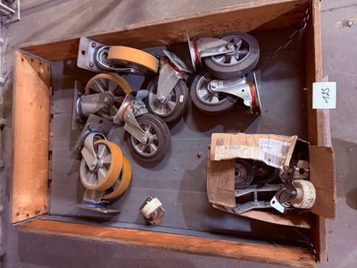 une caisse en bois munie de roues et une caisse sur laquelle sont montées des roues