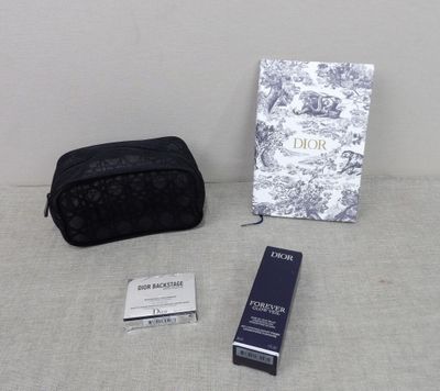 un petit sac noir et un autre petit sac noir à côté