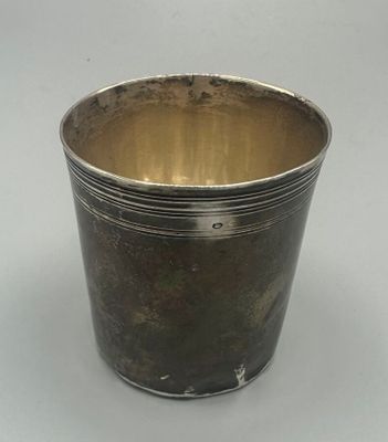 une coupe en argent posée sur une table