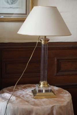 une lampe posée sur une table dans une pièce
