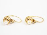 une paire de bagues en or ornées de perles et de diamants