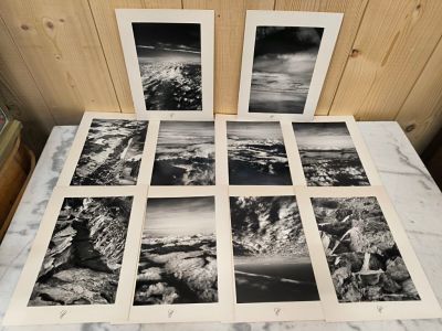 plusieurs photographies en noir et blanc d'une chaîne de montagnes posées sur une table