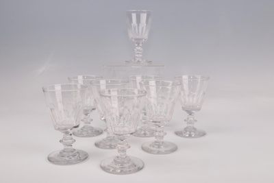 six verres à vin empilés les uns sur les autres sur une table