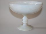 un bol blanc posé sur une table blanche