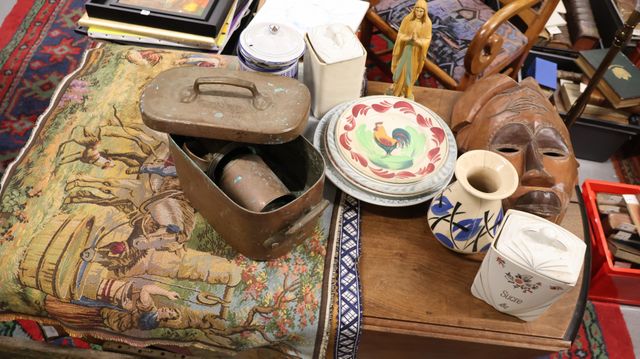 Masque africain, lot de pots à épices en faïence et en tôle émail...