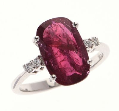 BAGUE en or gris 750 °/°° ornée d'un rubis pesant 4,16 ct, d…