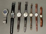 tout un tas de montres alignées sur la table