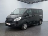 La camionnette noire est garée dans la grande salle du bâtiment.