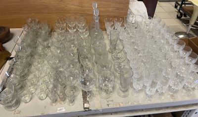 un grand nombre de verres à vin vides posés sur une table