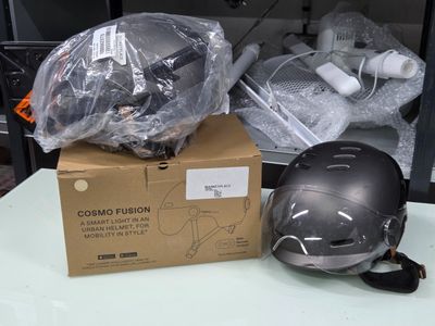 une boîte sur laquelle est posé un casque, et un casque posé dessus