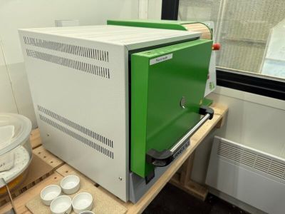 une machine verte posée sur une table en bois