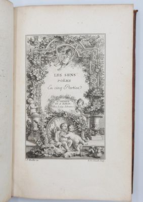 un livre ouvert sur lequel figure le dessin d'une femme et d'un chat