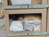 une pile de boîtes empilées les unes sur les autres