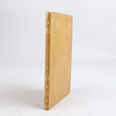 un vieux livre posé sur une surface blanche