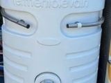 une machine blanche qui se trouve à côté d'une machine jaune