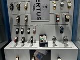 de nombreuses montres exposées dans une vitrine
