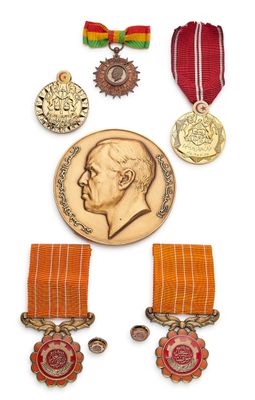 un assortiment de médailles comprenant une médaille, une médaille, une médaille et une médaille