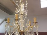un lustre suspendu au plafond d'une pièce