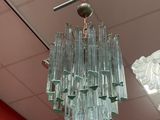 un lustre en verre suspendu au plafond d'un magasin