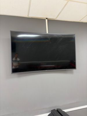 une télévision à écran plat accrochée au mur dans une pièce