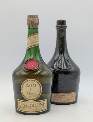 deux bouteilles de vin posées l'une à côté de l'autre sur une surface blanche