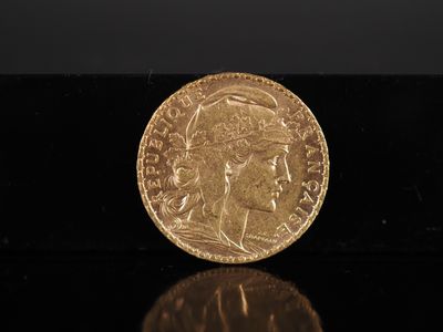 gros plan d'une pièce d'or sur une surface noire