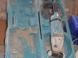 une boîte à outils bleue contenant un marteau
