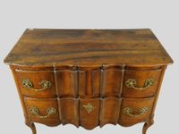 Commode à façade arbalète en noyer mouluré patiné. (photo 2)