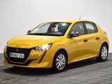 La voiture jaune est garée dans une pièce dont le sol est en damier.