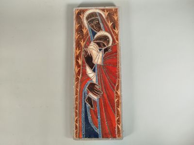 une peinture représentant une femme tenant un enfant dans ses bras