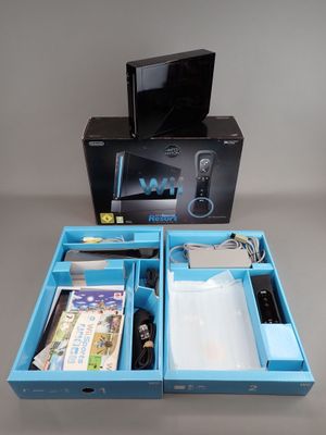 une boîte bleue contenant une console de jeux