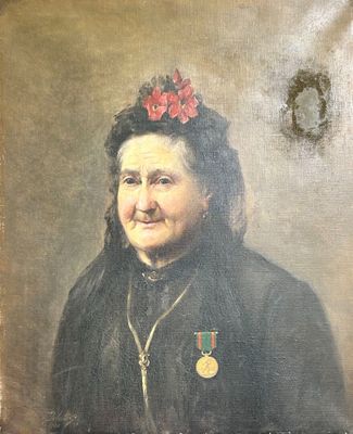 tableau représentant une vieille femme portant une médaille et une fleur dans les cheveux