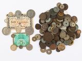 une liasse de pièces et un petit billet de banque