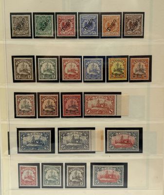 La collection de timbres est exposée dans une vitrine.