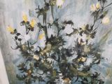 tableau représentant un vase contenant des fleurs jaunes posé sur une table