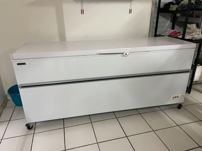 une armoire blanche à deux tiroirs montée sur roulettes dans une pièce