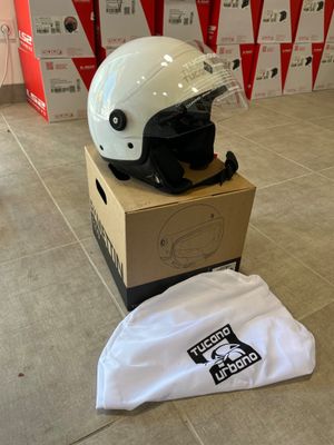 un casque posé sur une boîte posée par terre