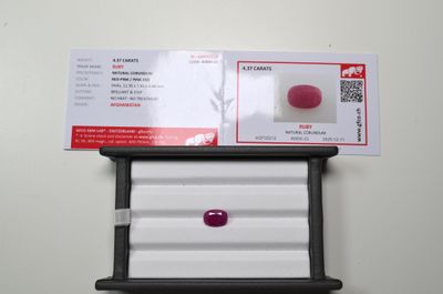 Un rubis facetté ovale d'un poids de 4,37 cts, provenance Af…