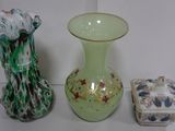 trois vases posés l'un à côté de l'autre sur une table