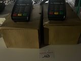 deux téléphones portables posés sur des cartons dans un magasin