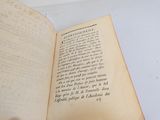 un livre ouvert sur lequel figure l'image d'un chat