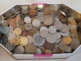 un récipient rempli de pièces posé sur une table
