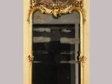 un miroir sur lequel est peinte une image, avec une chaise placée devant