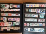 de nombreux timbres différents sur les pages d'un livre